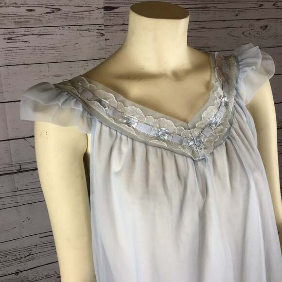 Vintage Glen Abbey nightgown made in Ireland baby blue size small - Picture 2 of 12